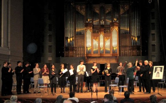 Dank und Blumen f�r Marc Michael De Smet und die jungen Musiker