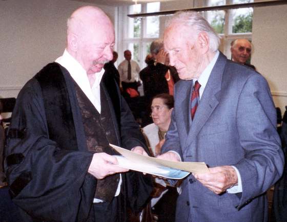 Schwaen gratuliert Kunert zur Ehrenpromotion 2005